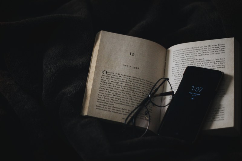 reading makes me feel warm_ 4k