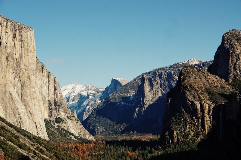 the wooded floor of yosemite valley in the autumn, yosemite valley in the autumn 4k