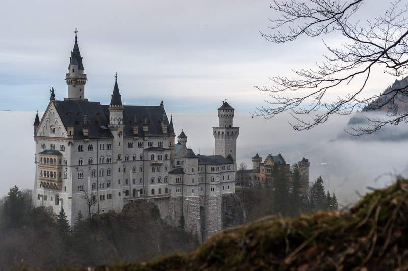 orante neuschwanstein castle surrounded by fog and woods, palace neuschwanstein 4k