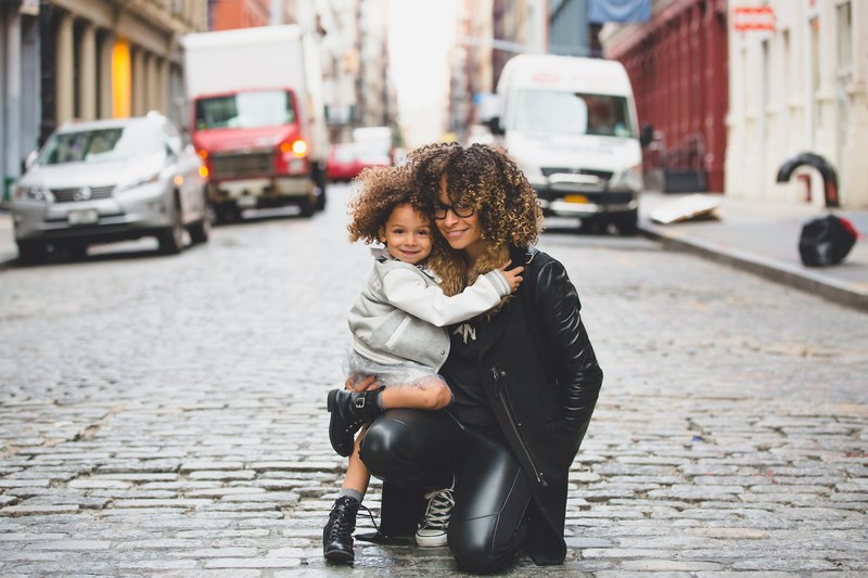 child smile parent and mom 4k