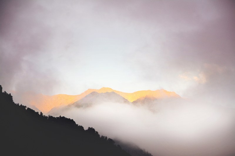 fog covers misty mountains in georgia, moloko gushe vodi 4k