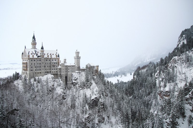 neuschwanstein castle on a snowy hill, neuschwanstein in the middle of winter 4k