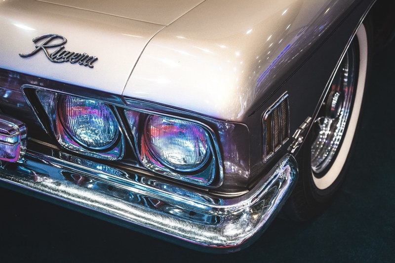 headlight and front hood details on a vintage riviera car, vintage riviera headlight fender 4k