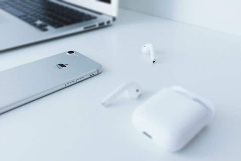 a macbook computer apple wireless earbuds and an iphone cellphone in essen nadrenia pnocna westfalia niemcy, desk 4k