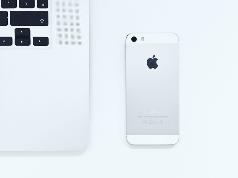 apple minimal macbook and iphone 4k