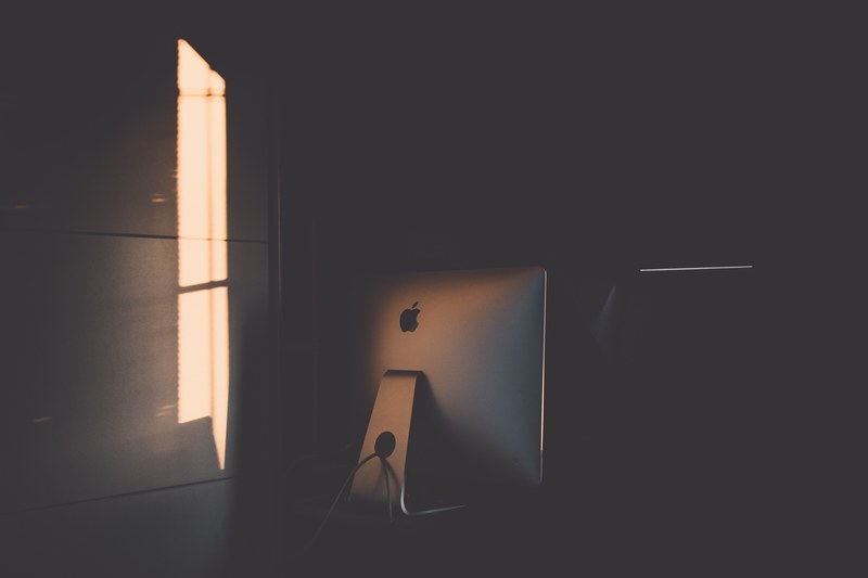room with shadow casting over an imac computer on a desk in sopron, imac computer sopron 4k