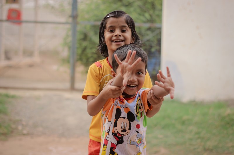 indium laugh happy and sister 4k