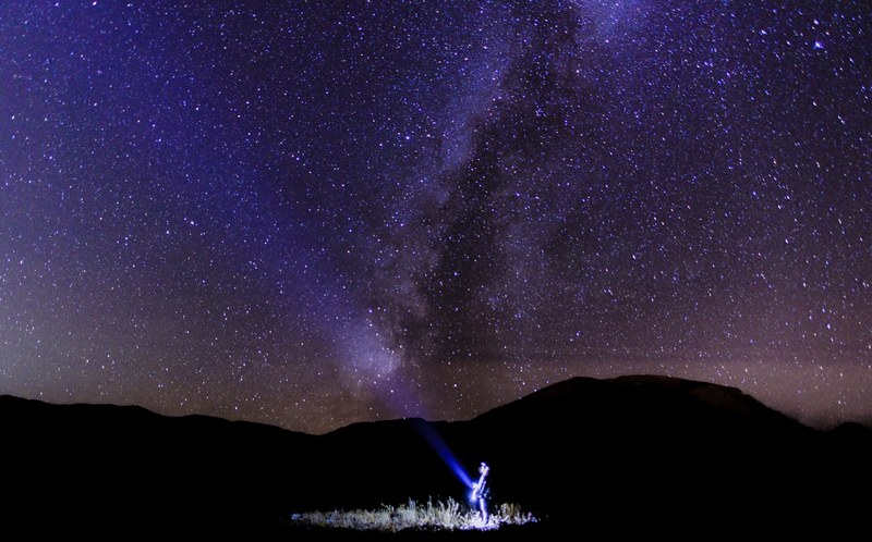 shining a flashlight towards the starry sky and the milky way in silverthorn, stars flashlight silverthorne 4k
