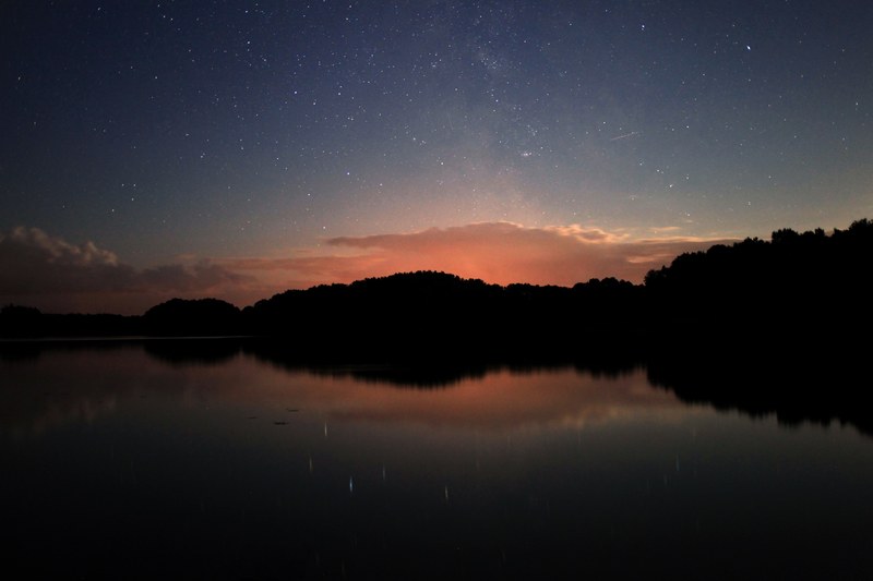 lake reflection silhouette and star 4k
