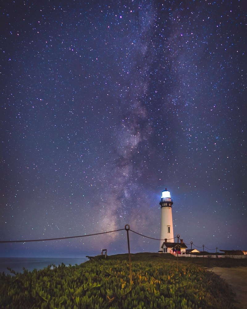 the lighthouse under the stars 4k