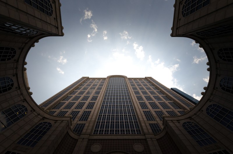 clouds in the sky framed by two low wings of a tall building, sky framed by building wings 4k