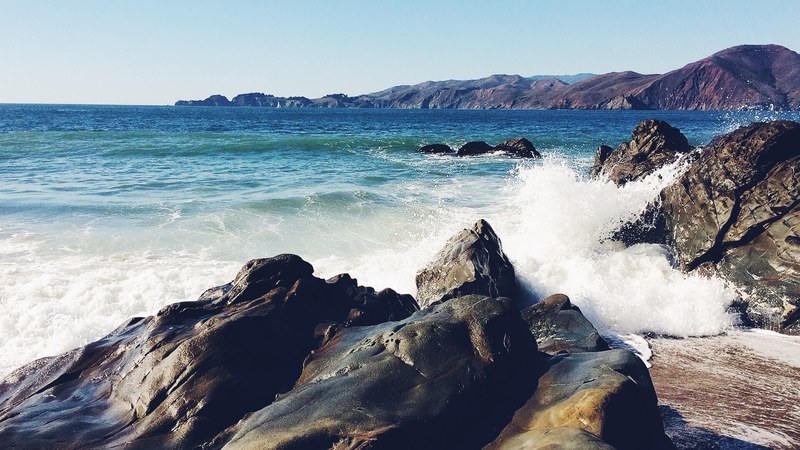 wafe beach ocean and rock 4k