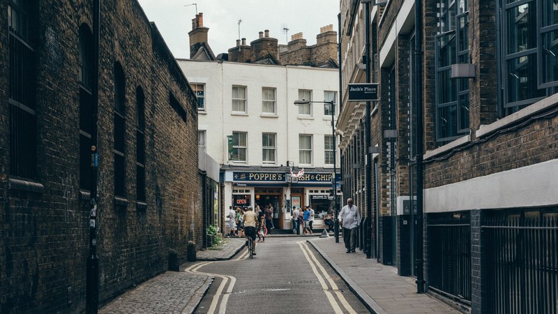 street building pedestrian and daytime 4k