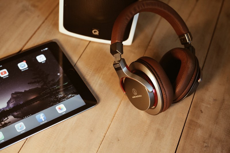 a pair of wireless audio technica headphones next to an ipad, brown headphones ipad 4k