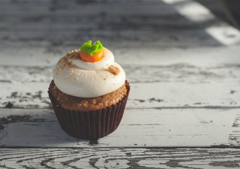 single carrot cake cupcake topped with frosting, carrot cake cupcake 4k