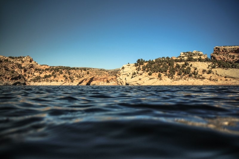 ripple water shore and rock 4k