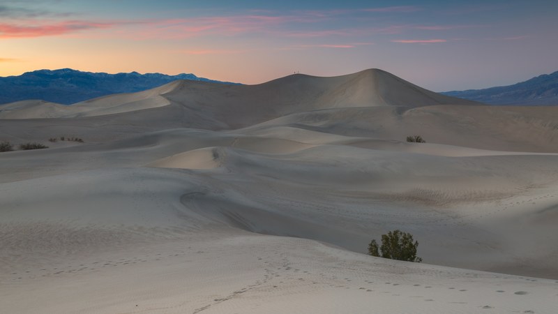 rolling desert sand dunes on a cool evening in stovepipe wells, colorful sand wave 4k