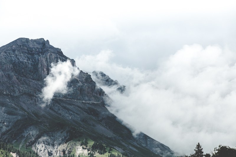 fog covers the mountainside in telluride, misty mountains in telluride 4k