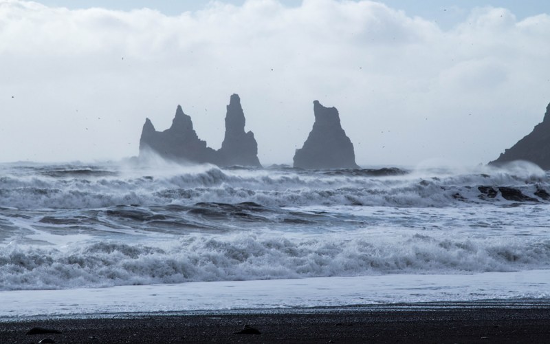 rough ocean crashing on the beach and large rocks, rough ocean crashing on beach 4k