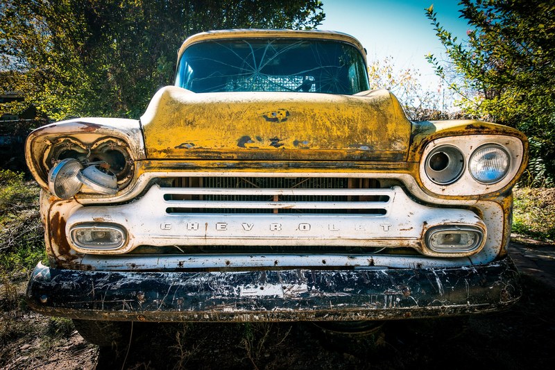 close up of rusty retro chevy with broken grille windshield and headlights in new mexico, retro yellow chevy in new mexico 4k