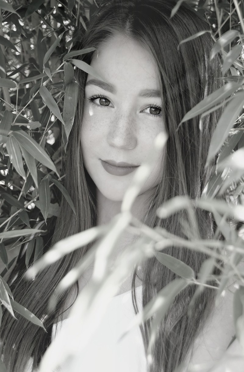 a teenage girl taking a picture in a tree, _teenage girl posing 4k