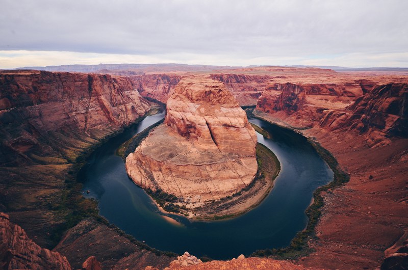 panoramic shot of the famous horseshoe bend and surrounding canyons, _scenic view of horseshoe bend page arizona 4k