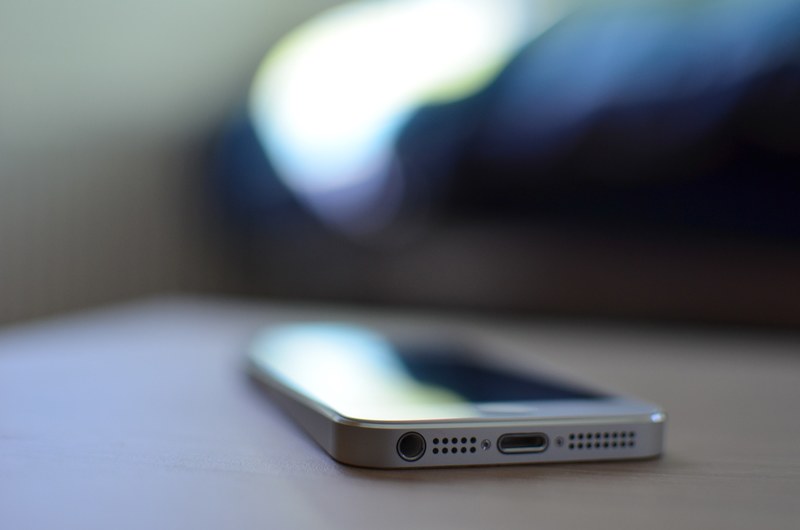 apple iphone on a desk reflecting light on the screen, _iphone reflecting light 4k