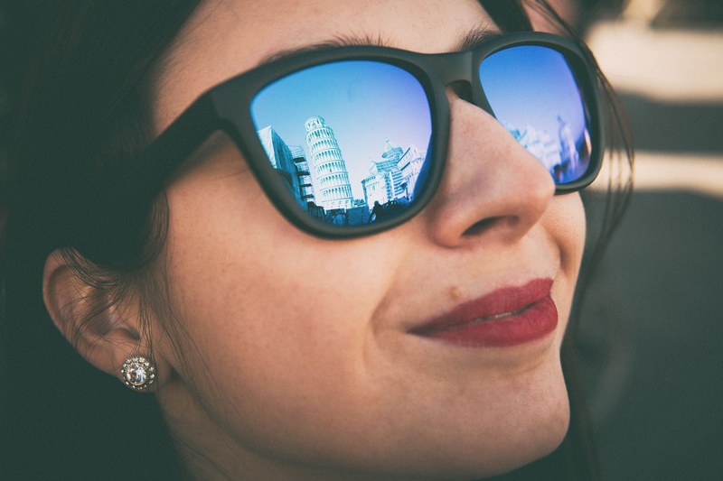 girl looking at the leaning tower of pisa 4k