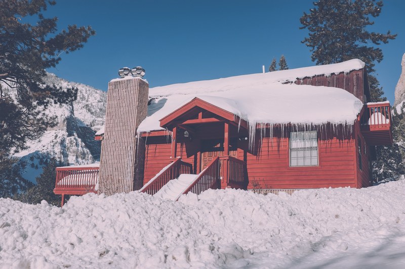 a large red cabin sitting in the middle of a forest around mount charleston nevada, nevada winter mountain cabin 4k