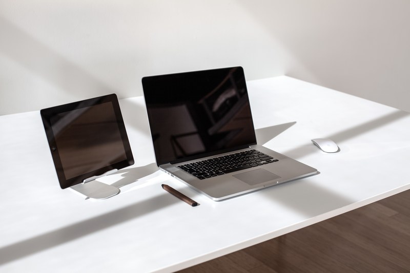 clean desktop draw and macbook 4k