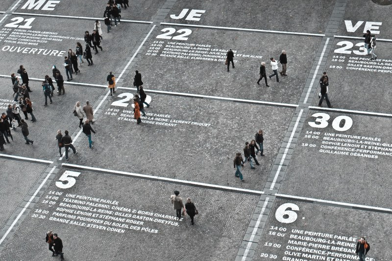 a large field turned into a calendar with a volume of people walking around at the centre pompidou, the centre pompidou calendar 4k