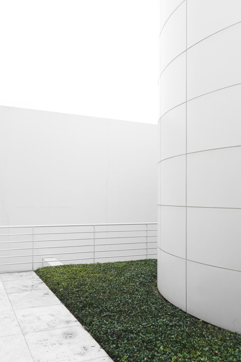 a small lawn in a white concrete courtyard, lawn in a white building 4k