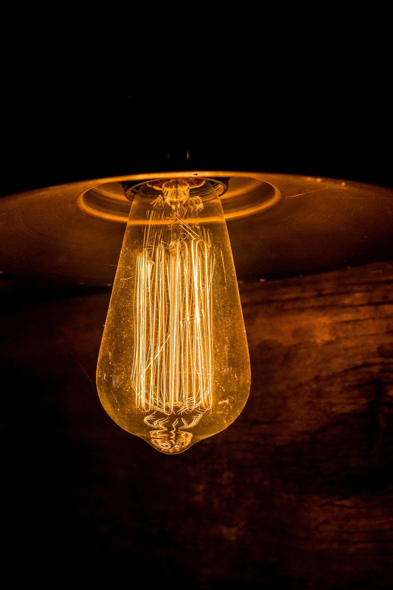 dusty bulb 4k