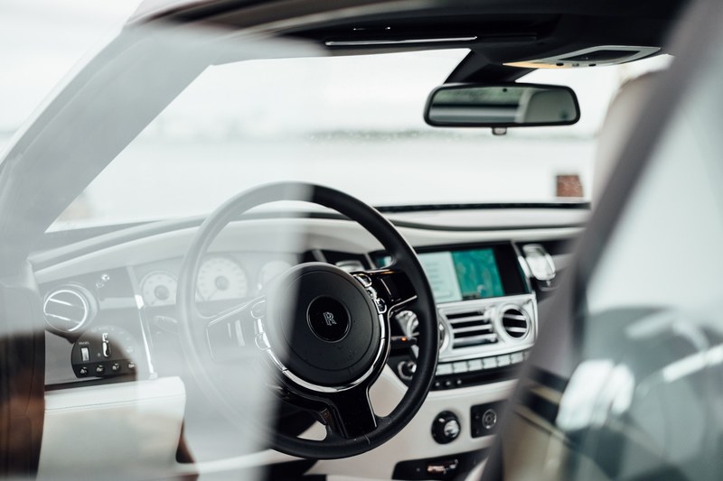 the interior view of the drivers side of a rolls royce through the side window, _interior rolls royce car 4k