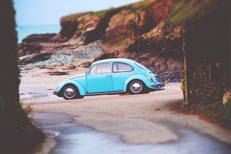 sky blue volkswagen beetle parked near the beach at padstow, blue volkswagen beetle 4k