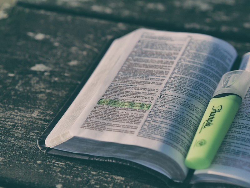 book highlight bible and highlighter 4k