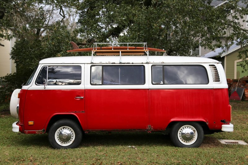 vintage surfboard van and volkswagen 4k