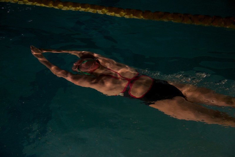 early morning swimmer 4k