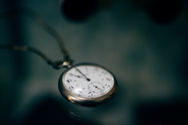 close up of an old pocket watch, old pocket watch 4k