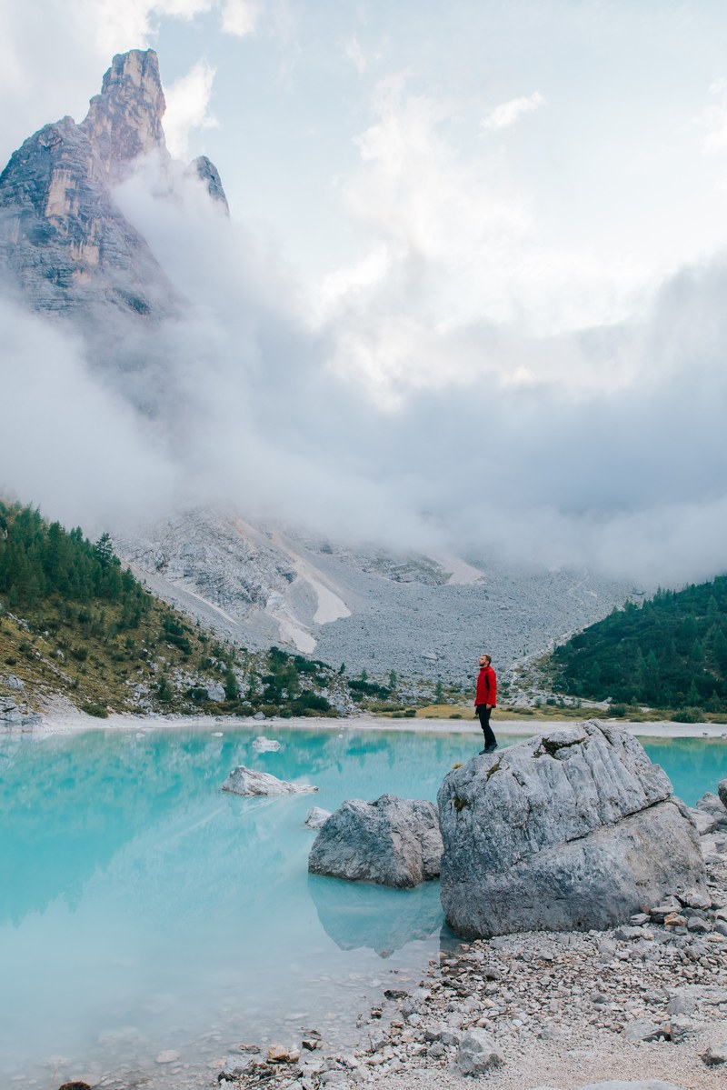 admiring the amazing color of lago di sorapis 4k