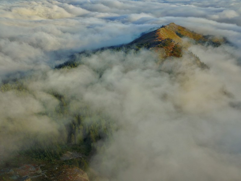 peaking over the clouds 4k