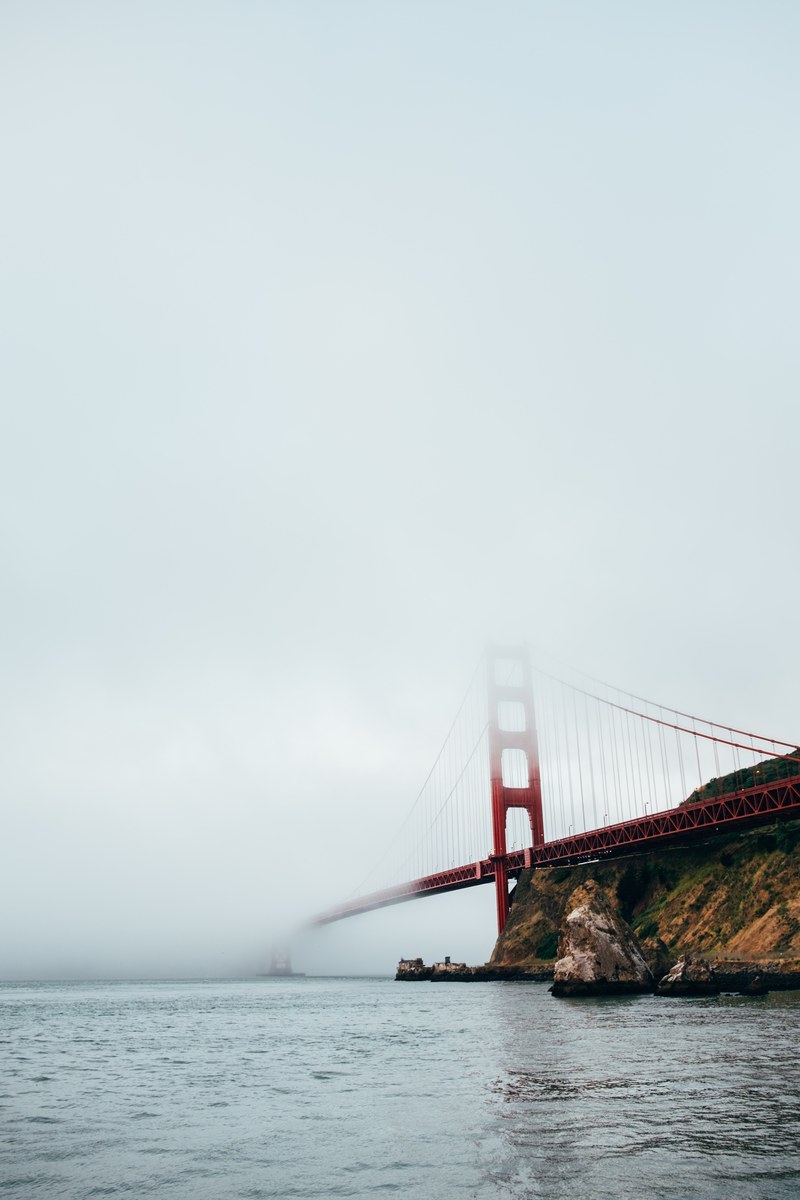 a foggy golden gate 4k