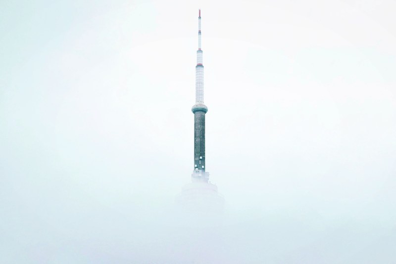 observation tower breaks through the clouds on a foggy morning in the city, cn tower in the clouds 4k