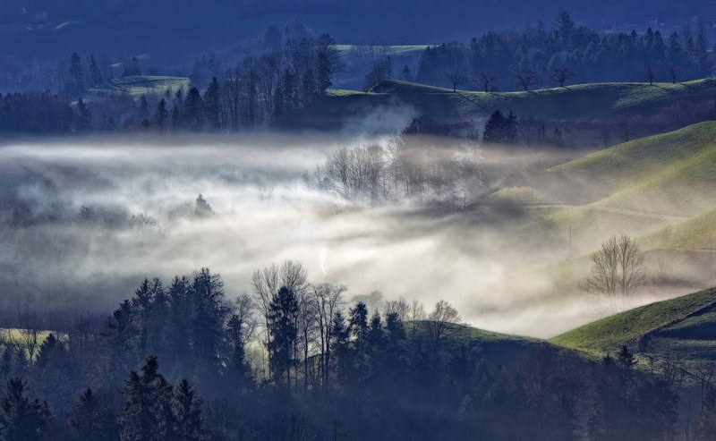 mist over green undulating hills in hirzel, mist over hilly countryside 4k
