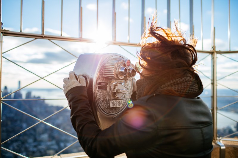tourist looking through a viewfinder on a windy day in new york city, touring nyc 4k