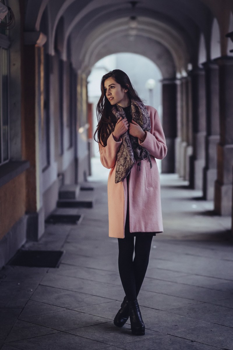 an elegant young woman standing near a storefront, elegant woman by storefront 4k