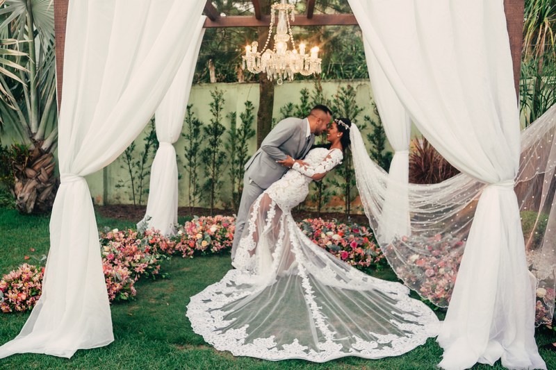 a man and woman getting married, _kissing wedding ceremony 4k