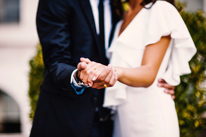 love gives gold rings 4k