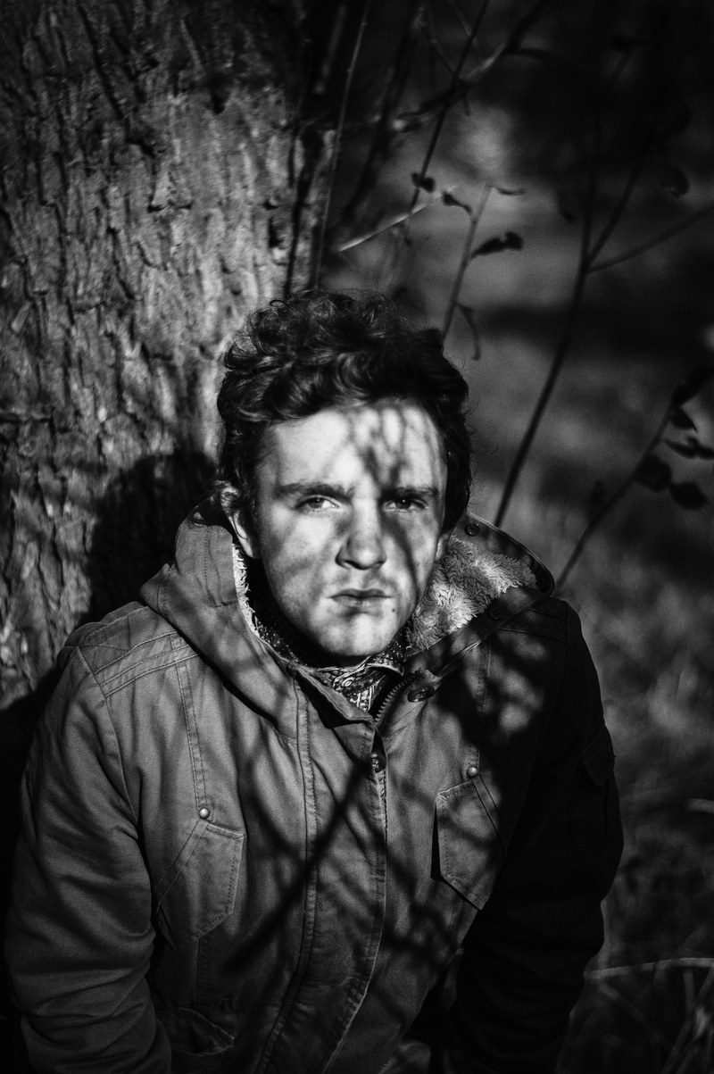 black and white shot of man standing near trunk with shadow nyu jork tehas soedinennie shtati ameriki, black and white portrait 4k