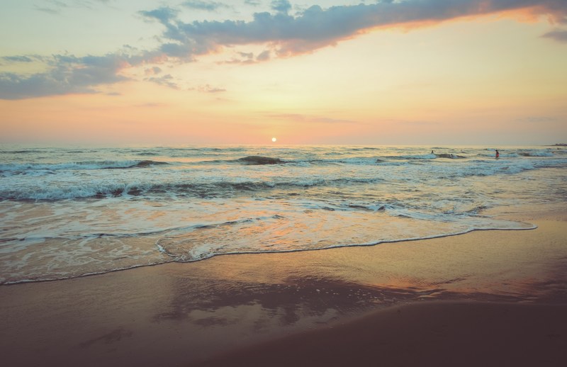 waves of the sea lapping the beach at san lorenzo with the sunset sky being reflected in the water, san lorenzo sunset reflected in the sea 4k